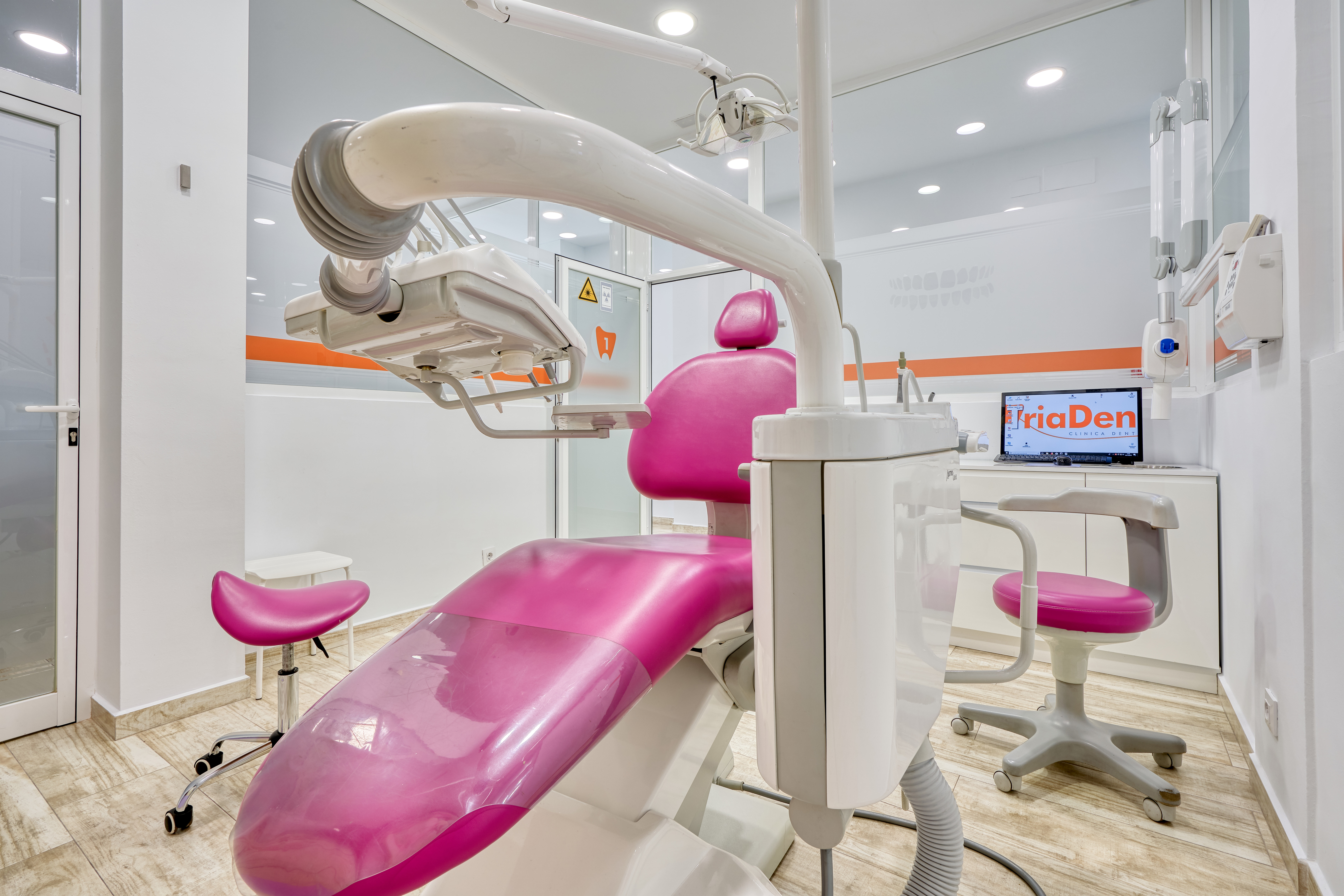 Gabinete rosa con sillón dental y aparato de radiodiagnóstico